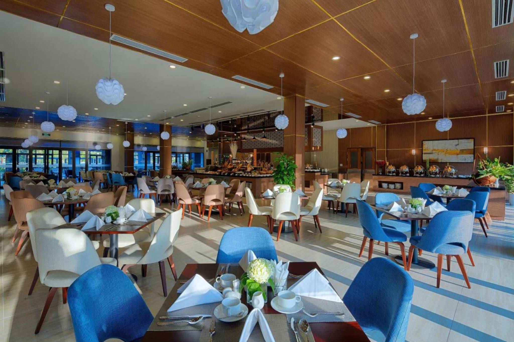Không gian nhà hàng tại Royal Lotus Halong Resort & Villas